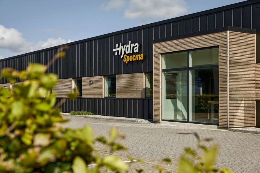 Schwarze Stahlprofile und warmes Holz schaffen markante Kontraste an der Fassadenfront, Jernvej 19, 6900 Skjern, Dänemark